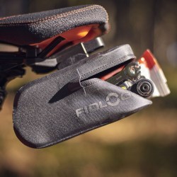 09175(BLK)_fidlock_PUSH_saddlebag_outdoor_01_800x800