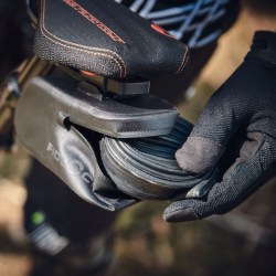 09175(BLK)_fidlock_PUSH_saddlebag_outdoor_02_800x800