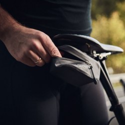 09176(BLK)_fidlock_PUSH_saddlebag_outdoor_01_800x800