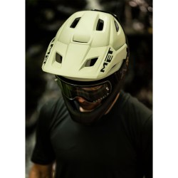 met-parachute-mcr-mips-mtb-helmet-M120GN2-worn