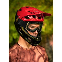 met-parachute-mcr-mips-mtb-helmet-M120RD2-worn